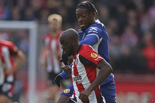 Duel Yoanne Wissa dan Axel Disasi di laga Brentford vs Chelsea, Sabtu (2/3/2024) (c) AP Photo/Ian Walton