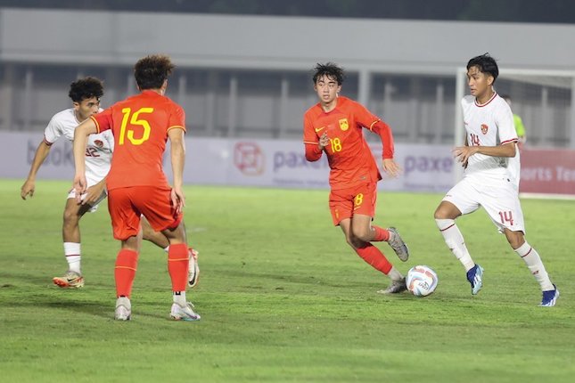 Aksi Sulthan Zaky (nomor 14) dalam laga antara Timnas Indonesia U-20 vs China, Senin (25/3/2024). (c) Bola.net/Abdul Aziz