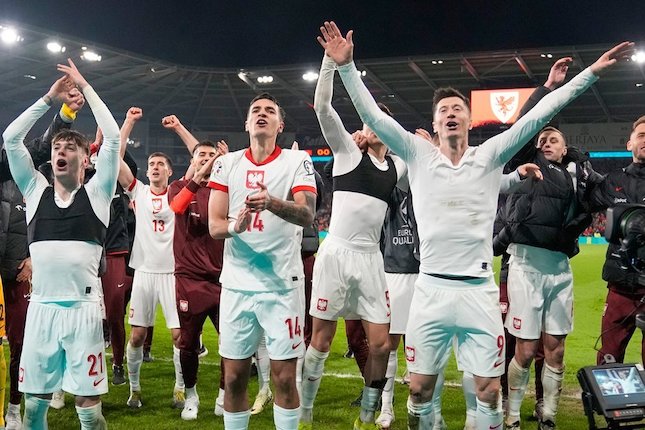Timnas Polandia merayakan kemenangan atas Wales di play off Euro 2024, Rabu (27/3/2024). (c) AP Photo/Alastair Grant