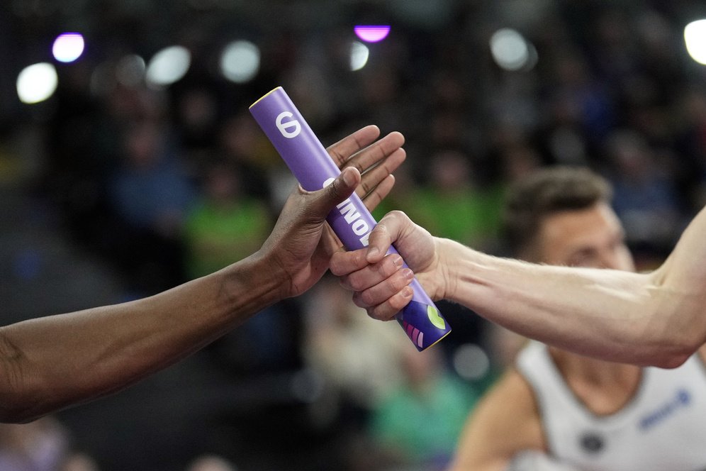 Lari Estafet: Sejarah, Teknik Dasar, dan Peraturannya