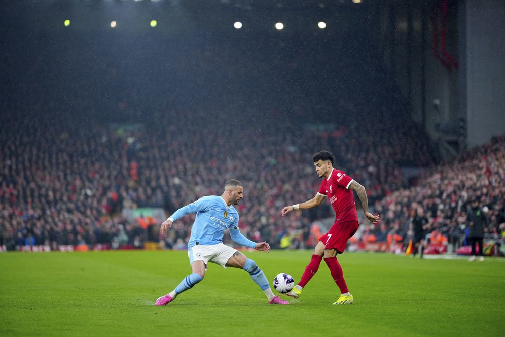 Wasit Michael Oliver, Dikecam Fans Liverpool, Dipuji Kyle Walker