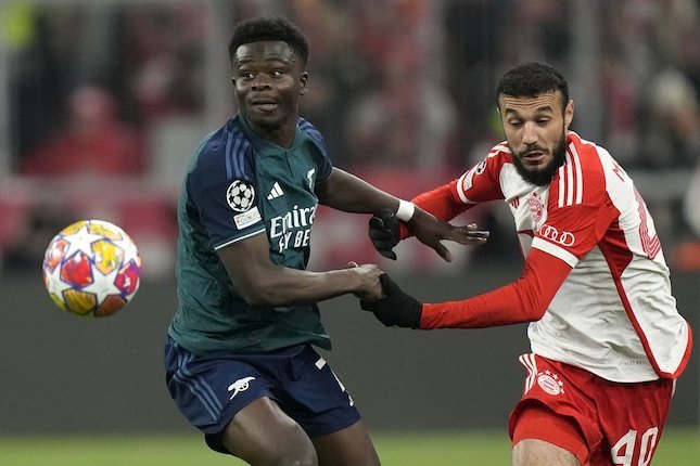 Bukayo Saka dan Noussair Mazraoui dalam laga Bayern Munchen vs Arsenal di Liga Champions 2023/2024, Kamis (18/4/2024) dini hari WIB. (c) AP Photo/Matthias Schrader