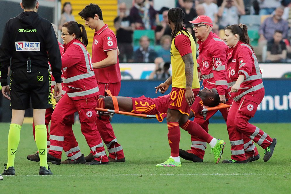 Update Kondisi Evan Ndicka, Bek AS Roma yang Kolaps di Lapangan Update Kondisi Evan Ndicka, Bek AS Roma yang Kolaps di Lapangan