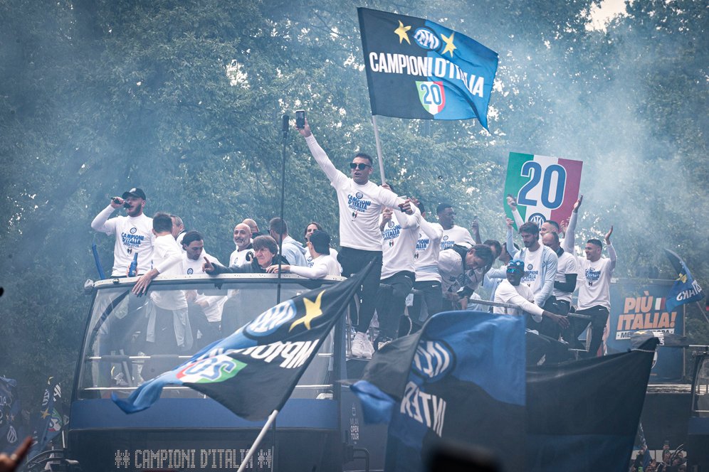 Kota Milan Biru! Meriahnya Parade Juara Inter Raih Scudetto ke-20 Kota Milan Biru! Meriahnya Parade Juara Inter Raih Scudetto ke-20