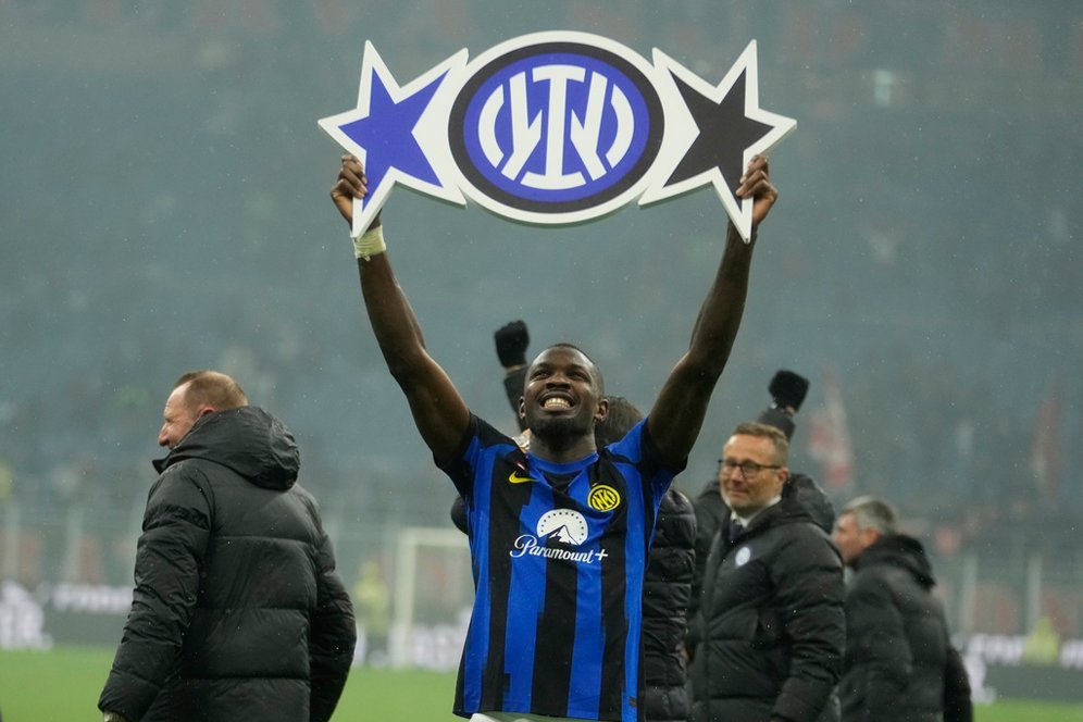 Provokatif! Selebrasi Marcus Thuram Usai Inter Milan Raih Scudetto: Taruh Jersey di atas Bendera AC Milan