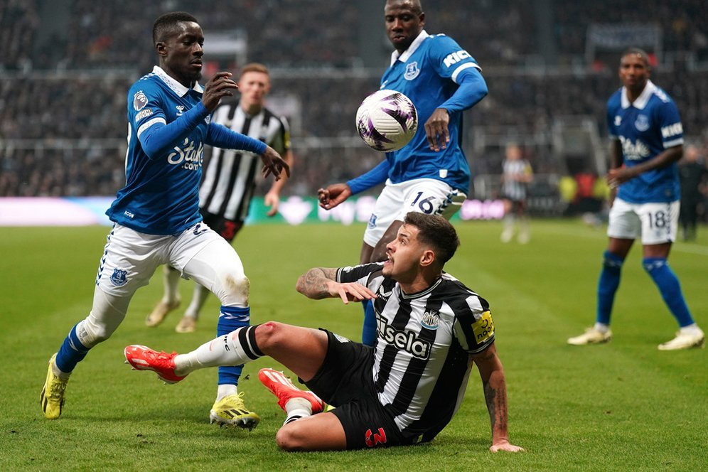 Respek! Laga Newcastle vs Everton Sempat Dihentikan untuk Beri Kesempatan Pemain Berbuka Puasa