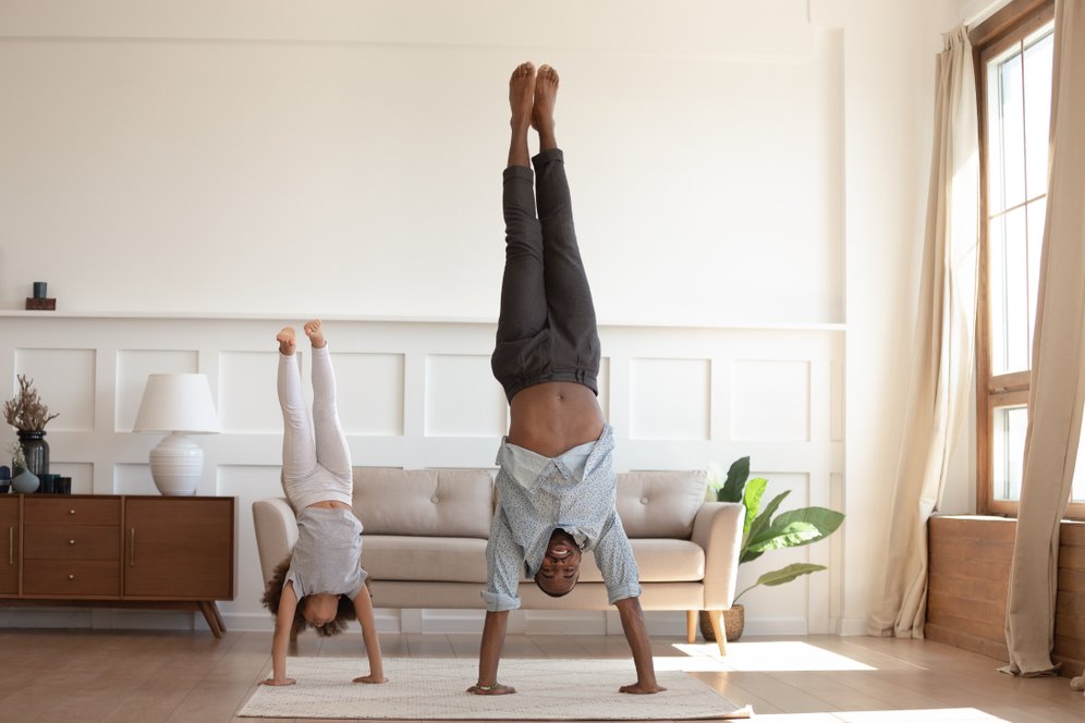 Pengertian Handstand dalam Gerakan Senam Lantai dan Cara Melakukannya