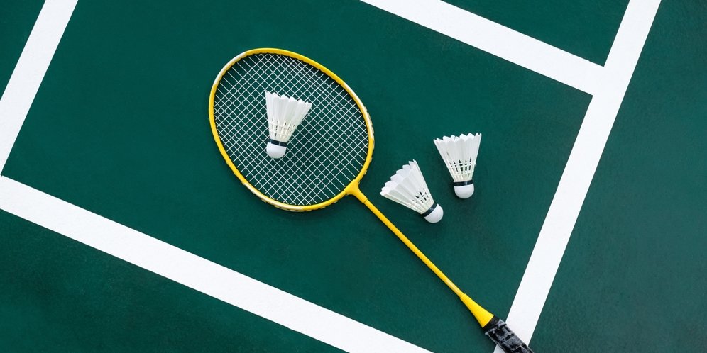 Ilustrasi raket bulutangkis atau badminton serta kok. (c) Shutterstock