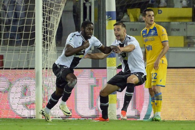 Statistik AC Milan vs Udinese Serie A 2023/2024: Selebrasi gol Keinan Davis (kiri) dalam laga Frosinone vs Udinese di pekan 38 (c) Fabrizio Corradetti/LaPresse via AP