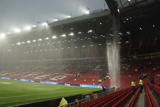 Suasana di Old Trafford ketika terjadi hujan lebat di laga MU vs Arsenal (c) AP Photo/Dave Thompson