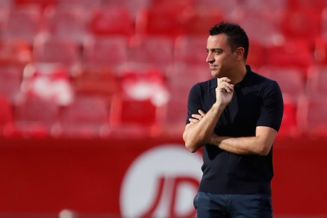 Xavi Hernandez saat memimpin Barcelona di laga melawan Sevilla pada La Liga 2023/2024, Senin (27/5/2024). (c) AP Photo/Fermin Rodriguez