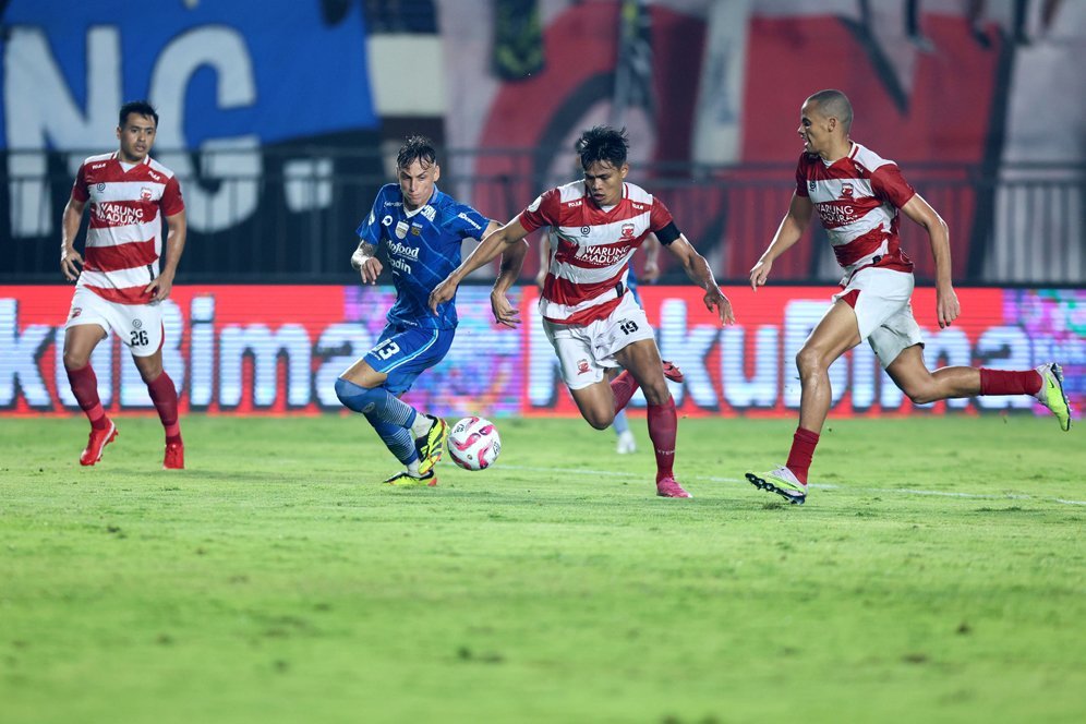 Cara Persib Bandung 'Membunuh' Madura United: Tidurkan Lawan dengan Penguasaan Bola, Lalu Blitzkrieg!