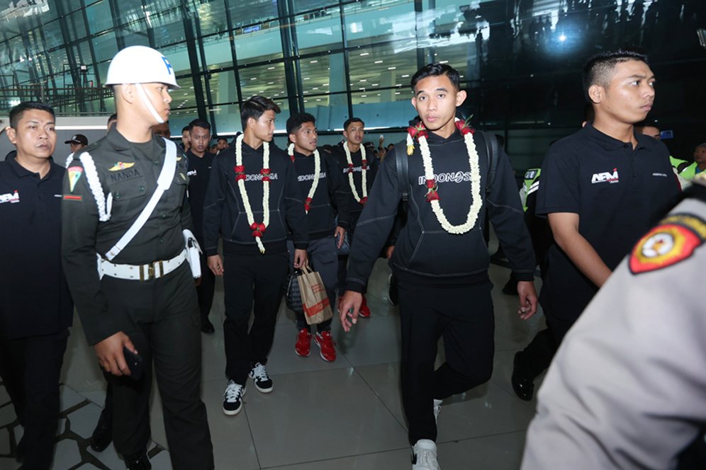 Tiba di Bandara, Timnas Indonesia U-23 Disambut Suporter Bak Pahlawan