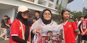 3 Dara dari Yogyakarta Rela ke SUGBK untuk Nonton Timnas Indonesia, Kesengsem Sama Nathan Tjoe-A-On 3 Dara dari Yogyakarta Rela ke SUGBK untuk Nonton Timnas Indonesia, Kesengsem Sama Nathan Tjoe-A-On
