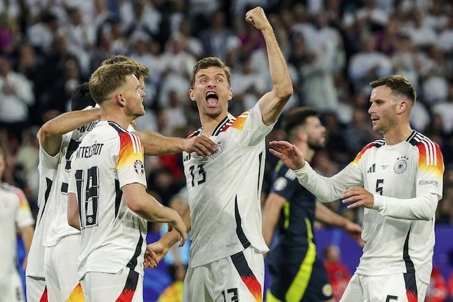 Selebrasi Thomas Muller bersama pemain Jerman saat melawan Skotlandia di laga pembuka Grup A Euro 2024, Sabtu 15 Juni 2024 dini hari WIB. (c) Christian Charisius/dpa via AP