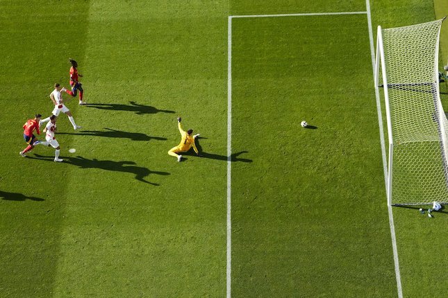 Momen penyerang Spanyol, Alvaro Morata mencetak gol ke gawang Kroasia di laga pertama Euro 2024 Grup B. (c) AP Photo/Petr Josek