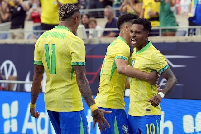 Pemain-pemain Brasil merayakan gol Rodrygo (kanan) (c) AP Photo/John Raoux