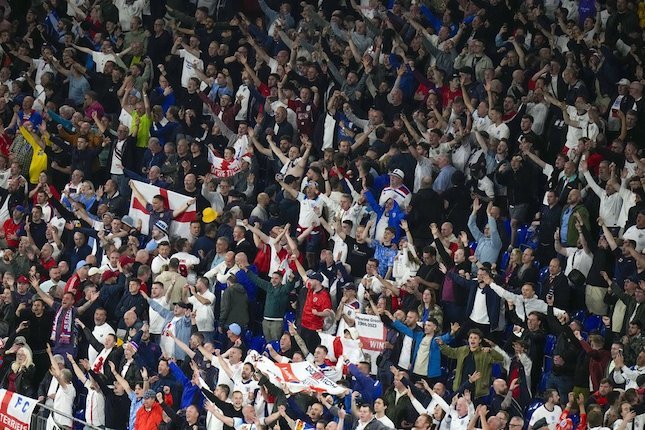 Fans Inggris dan Serbia Bikin Onar
