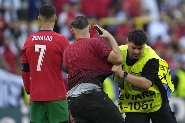 Ronaldo Sudah Terbiasa Hadapi Pitch Invader