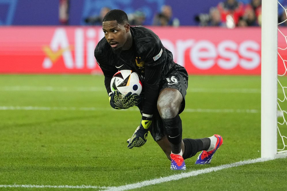 Manchester United Barter Andre Onana dengan Mike Maignan? Manchester United Barter Andre Onana dengan Mike Maignan?