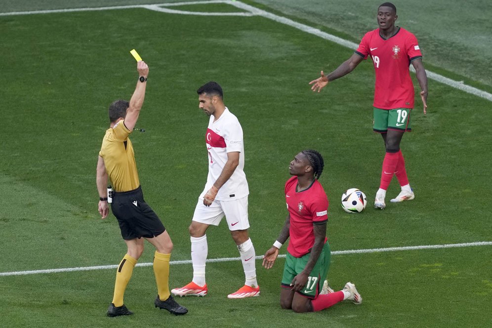 Konyol, Rafael Leao Kena Sanksi 1 Laga karena Diving Beruntun!