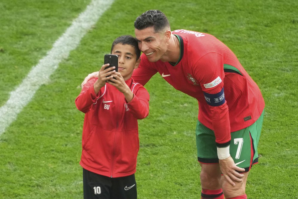 Ronaldo Diserbu Pitch Invader di Euro 2024, Bos Belgia: Berbahaya!