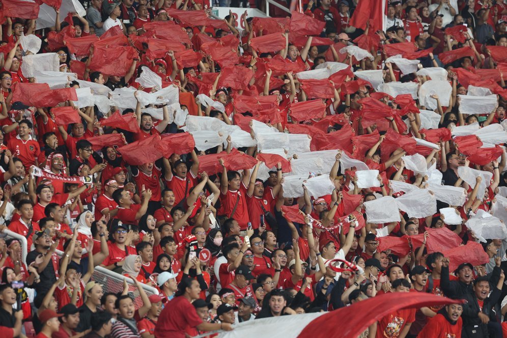 Hoki Suporter Timnas Indonesia: Niat Ngasih Miniatur Santiago Bernabeu, Malah Dapat Sepatu Ragnar Oratmangoen