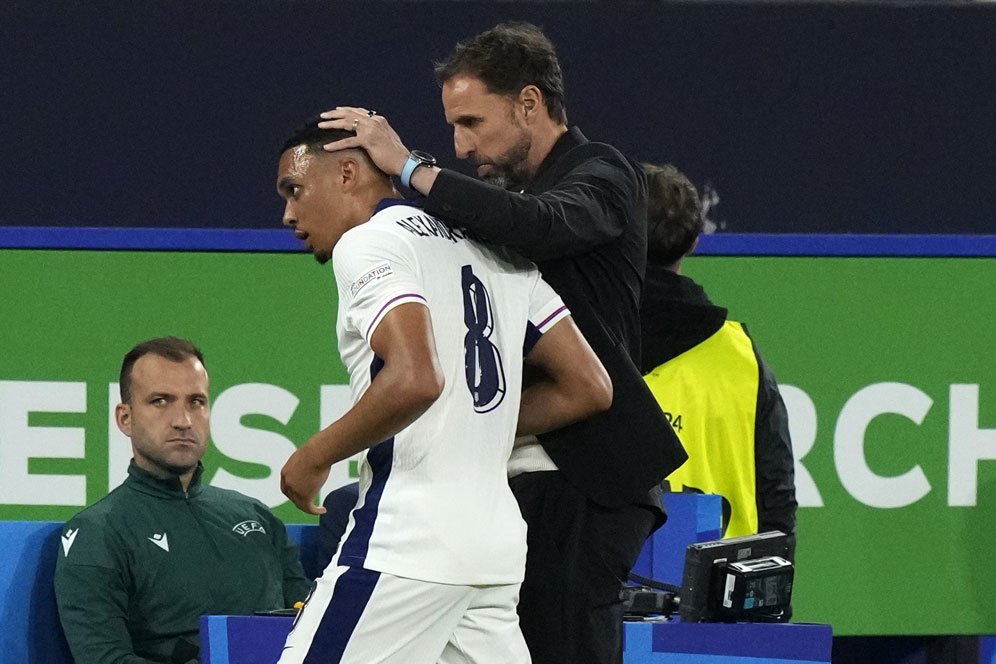 Trent Alexander-Arnold Dicap Tak Pantas Jadi Gelandang, Bos Timnas Inggris Pasang Badan Trent Alexander-Arnold Dicap Tak Pantas Jadi Gelandang, Bos Timnas Inggris Pasang Badan