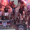 Antusiasme Aremania Saksikan Laga Uji Coba Arema FC: Ada Flare hingga Rebutan Foto dengan Pemain