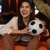 Cobain Cara Seru Nonton Bola Bareng Pacar, Jangan Lupa Jaga Kesegaran Nafas Biar Makin Pede Cobain Cara Seru Nonton Bola Bareng Pacar, Jangan Lupa Jaga Kesegaran Nafas Biar Makin Pede