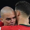 Kebesaran Hati Cristiano Ronaldo: Peluk dan Hibur Pepe yang Menangis usai Portugal Tersingkir