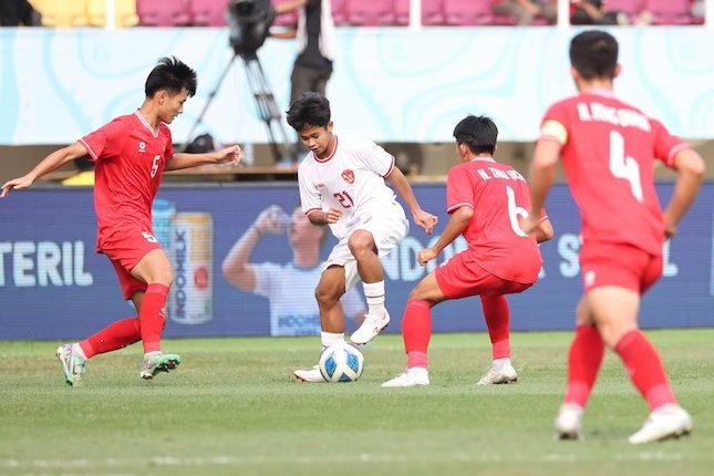 Aksi Fandi Ahmad di laga perebutan posisi 3 Piala AFF U-16 2024 antara Vietnam vs Indonesia U-16, Rabu (03/7/2024). (c) Bola.net/Abdul Aziz