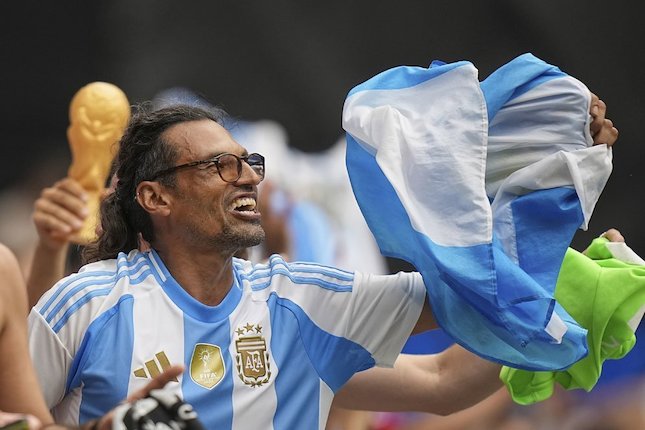 9. Football Against The Enemy Fans Timnas Argentina di Olimpiade Paris 2024 (c) AP Photo/Laurent Cipriani