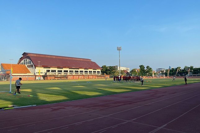 Timnas Latihan di Luar, AVC Main di Dalam