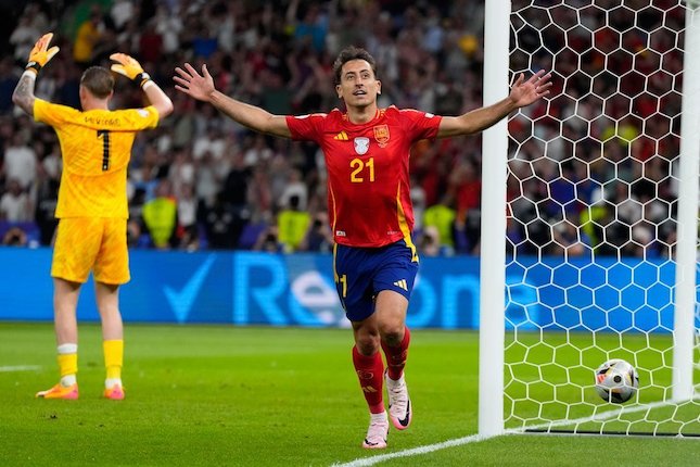 Selebrasi Mikel Oyarzabal dalam laga Spanyol vs Inggris di final Euro 2024, Senin (15/7/2024). (c) AP Photo/Manu Fernandez