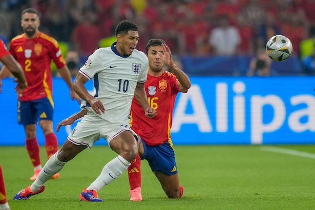 Duel Rodri dan Jude Bellingham dalam laga Spanyol vs Inggris di final Euro 2024, Senin (15/7/2024). (c) AP Photo/Martin Meissner