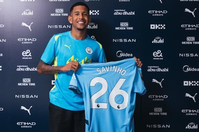 Debut Manis Savinho