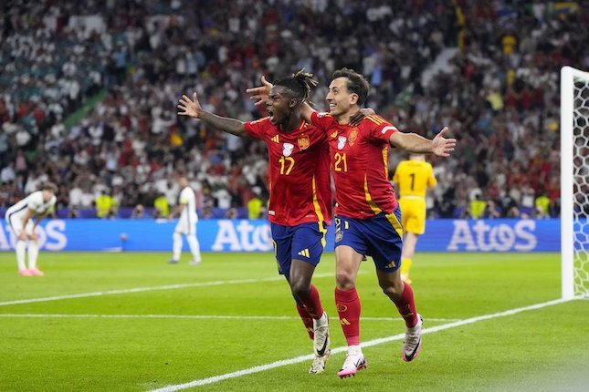 Euro 2024: Selebrasi pemain Spanyol, Nico Williams dan Mikel Oyarzabal (kanan), saat lawan Inggris di final (c) AP Photo/Manu Fernandez