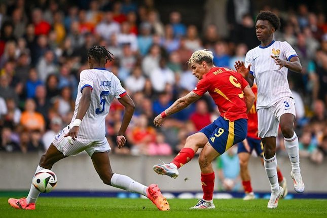 Iker Bravo mencetak gol dalam partai final Euro U-19 2024 antara Spanyol U-19 vs Prancis U-19, Senin (29/7/2024). (c) UEFA