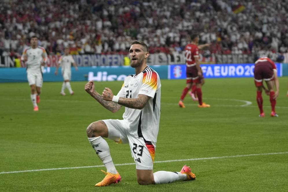 Jelang Lawan Spanyol, Gelandang Jerman Ini Ubah Warna Rambut Jadi Pink