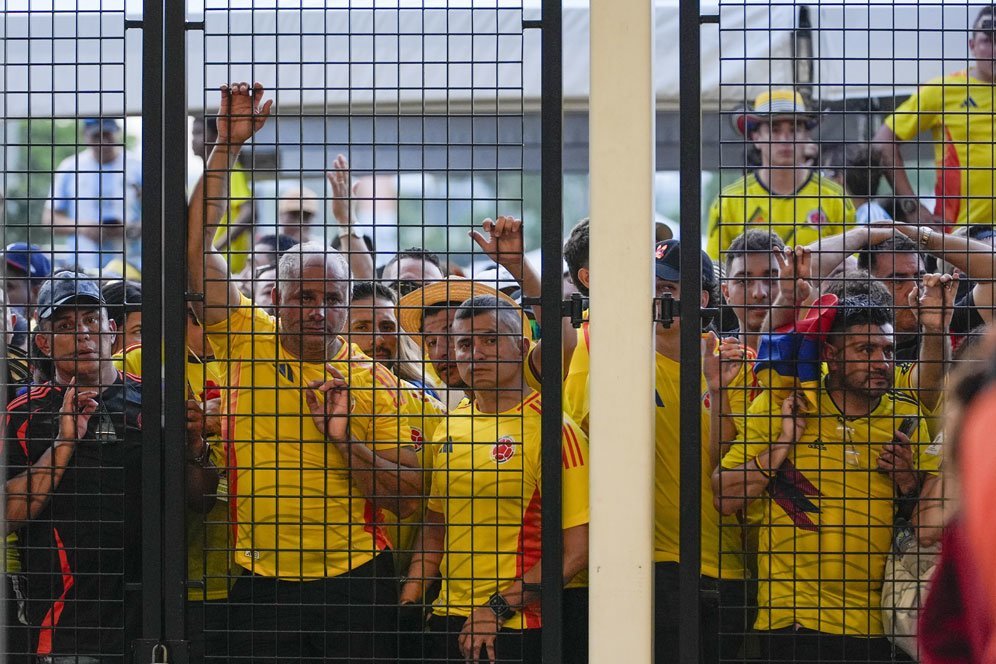 Foto dan Video Keruwetan di Final Copa America 2024: Penonton Panjat dan Jebol Tembok untuk Masuk Stadion!