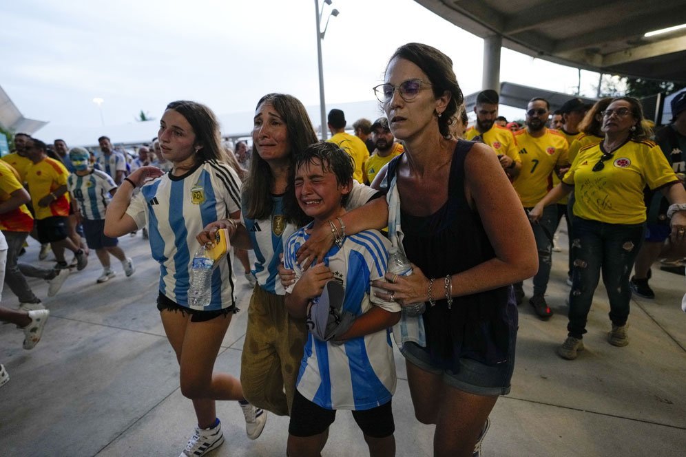 Kekacauan di Final Copa America 2024: Ditunda Lebih dari 1 Jam, Penonton Masuk Stadion Tanpa Tiket! Kekacauan di Final Copa America 2024: Ditunda Lebih dari 1 Jam, Penonton Masuk Stadion Tanpa Tiket!