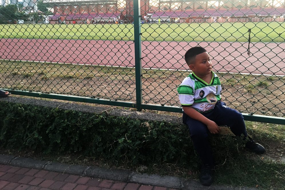Cerita Para Bocil Pemburu Tanda Tangan Pemain Timnas Indonesia U-19: Ada yang Sudah Spesialis Sampai Kaosnya Penuh Coretan!