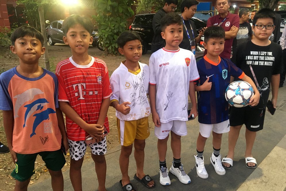 Salut! Pemain Timnas Indonesia U-19 Antusias Beri Tanda Tangan dan Foto Bareng Fans di Surabaya