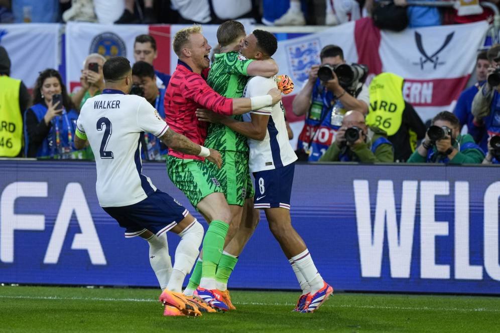 Contekan Penalti di Botol Minum Jordan Pickford: Akanji, Terjun ke Sisi Kiri!
