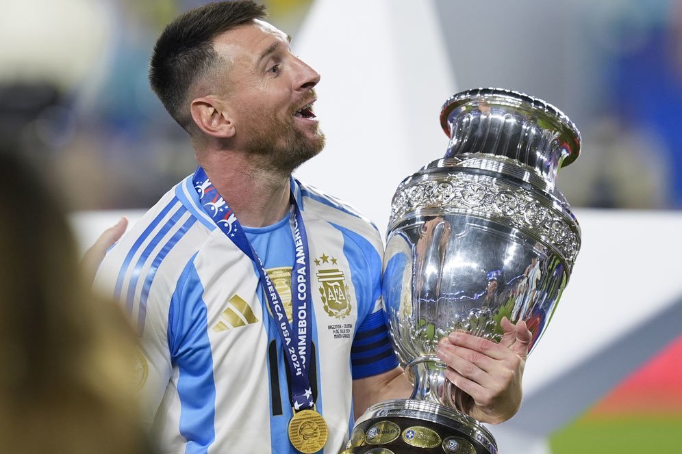 Lionel Messi What a Man! Gak Mau Angkat Trofi Sendiri, Ajak Otamendi dan Di Maria