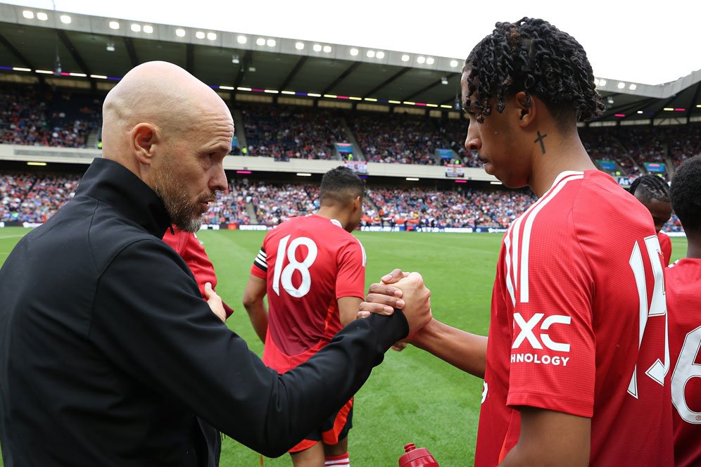 Erik Ten Hag Indikasikan Leny Yoro Bakal Jadi Pemain Inti MU di Musim 2024/2025