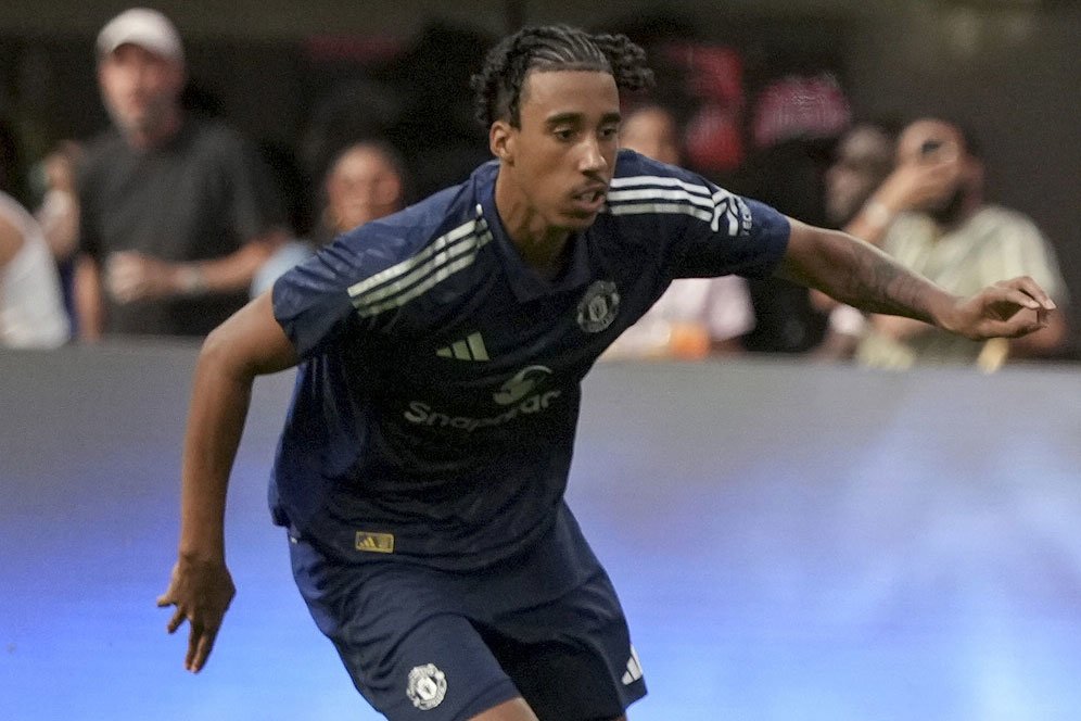 Syukurlah! Leny Yoro Absen Tidak Terlalu Lama dari Skuad Manchester United Syukurlah! Leny Yoro Absen Tidak Terlalu Lama dari Skuad Manchester United