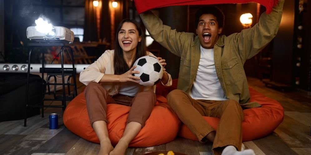 Cobain Cara Seru Nonton Bola Bareng Pacar, Jangan Lupa Jaga Kesegaran Nafas Biar Makin Pede