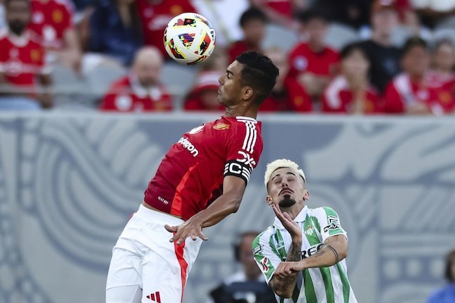 Casemiro (kiri) vs Rodri Sanchez dalam laga Manchester United vs Real Betis di pramusim 2024/2025 (c) AP Photo/Derrick Tuskan